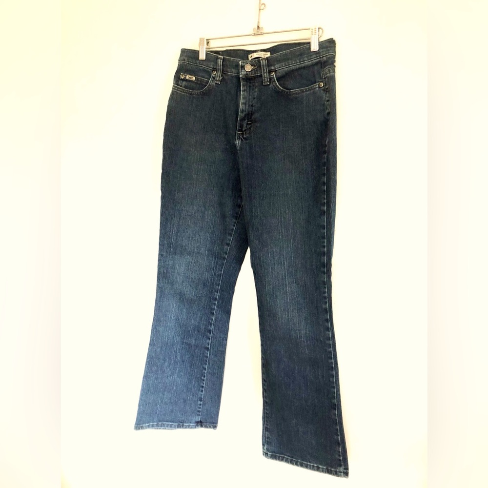 LEE JEANS WOMEN SIZE 8 RELAXED BOOT CUT Short